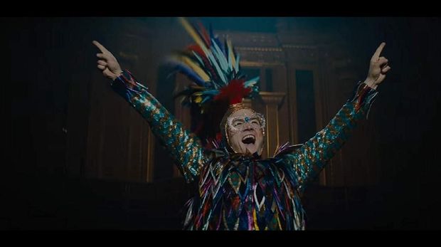 Taron Egerton memerankan sosok Elton John dengan segala tingkah uniknya.