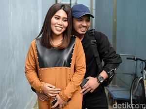 Evi Masamba dan Suami yang Kembali Mesra di Ramadhan Ini Evi Masamba dan Suami yang Kembali Mesra di Ramadhan Ini
