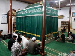 Tak Bisa Mudik, Warga Pilih Ziarah ke Makam Keramat Luar Batang