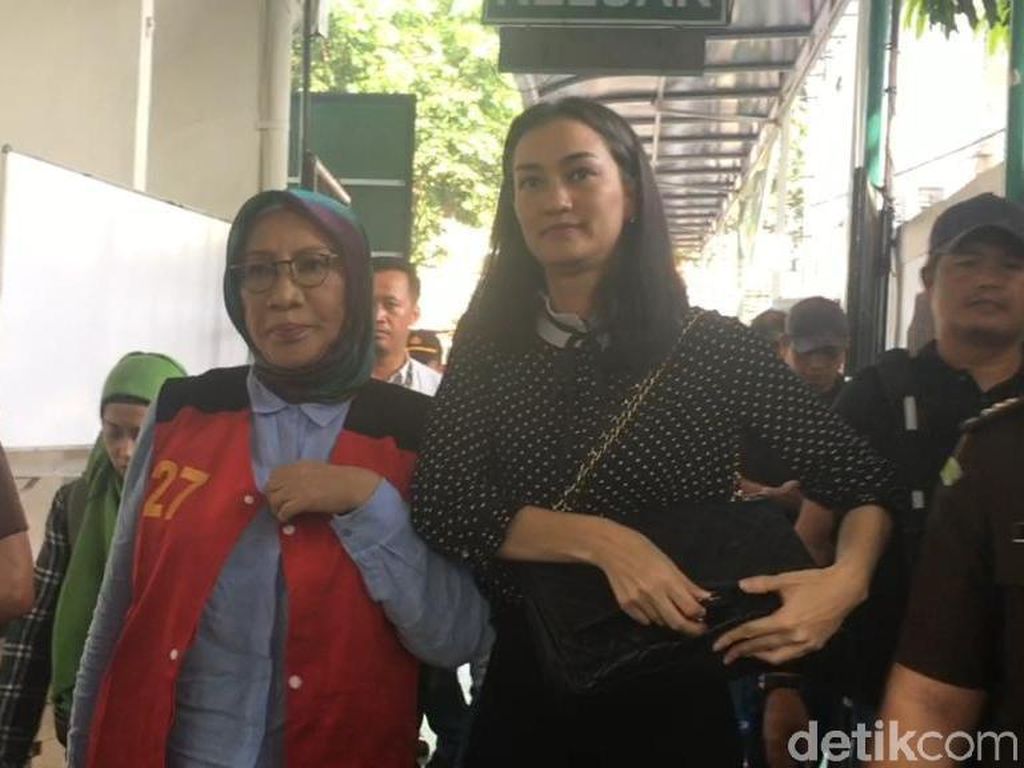 Ditemani Atiqah Hasiholan, Ratna Sarumpaet Siap Diperiksa Ditemani Atiqah Hasiholan, Ratna Sarumpaet Siap Diperiksa