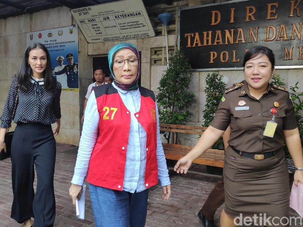 Jalani Sidang Pemeriksaan Terdakwa, Ratna Sarumpaet Minta Maaf Tak Puasa Jalani Sidang Pemeriksaan Terdakwa, Ratna Sarumpaet Minta Maaf Tak Puasa