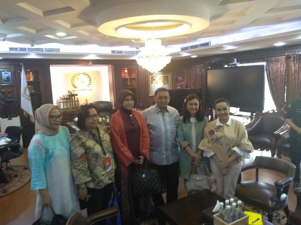 Kelompok Emak-emak Temui Fadli Zon di DPR Bahas Petugas KPPS yang Meninggal Kelompok Emak-emak Temui Fadli Zon di DPR Bahas Petugas KPPS yang Meninggal