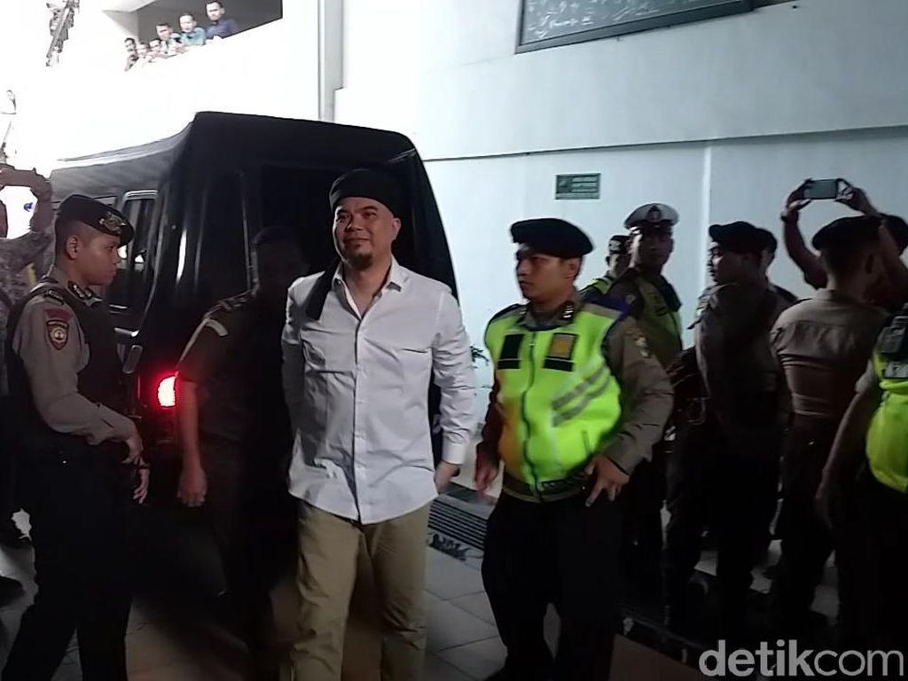 Ahmad Dhani Dituntut 18 Bulan Penjara Ngebet Kembali ke Jakarta Ahmad Dhani Dituntut 18 Bulan Penjara Ngebet Kembali ke Jakarta
