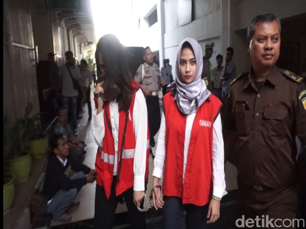 Lebaran Vanessa Angel: di Rutan dan Tak Dijenguk Orang Tua Lebaran Vanessa Angel: di Rutan dan Tak Dijenguk Orang Tua