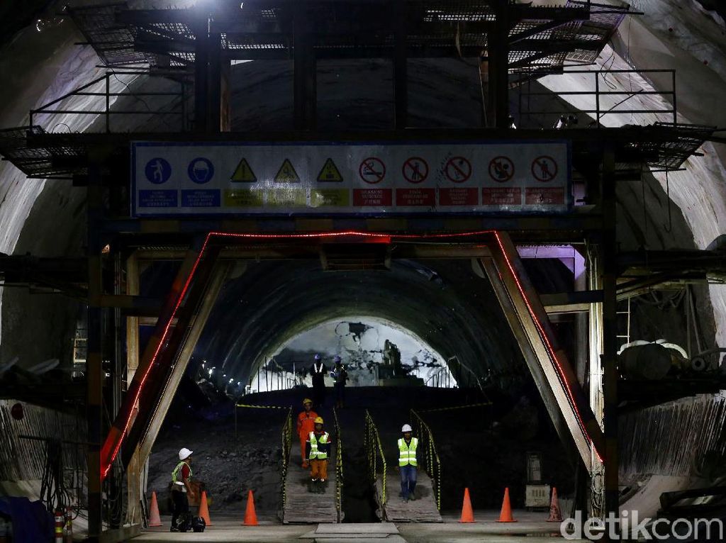 1 dari 13 Terowongan Kereta Cepat JKT-BDG Akhirnya Tembus 1 dari 13 Terowongan Kereta Cepat JKT-BDG Akhirnya Tembus