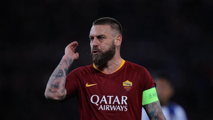 ROME, ITALY - FEBRUARY 12:  Daniele De Rossi of AS Roma gestures during the UEFA Champions League Round of 16 First Leg match between AS Roma and FC Porto at Stadio Olimpico on February 12, 2019 in Rome.  (Photo by Paolo Bruno/Getty Images)