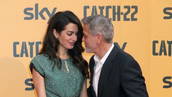 Potret Mesra George dan Amal Clooney di Premier Catch-22