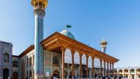 Melihat Indahnya Masjid Shah Cheragh di Iran