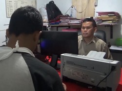 Polisi Dikeroyok Warga, Dipukul dan Ditusuk Kunci Motor