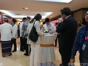 Kala Diplomat yang Biasa Necis Bersarung di Kampung Ramadhan Kemlu Kala Diplomat yang Biasa Necis Bersarung di Kampung Ramadhan Kemlu