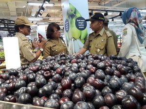 Petugas Temukan Sayuran dan Buah Busuk Masih Dijual di Swalayan Bekasi