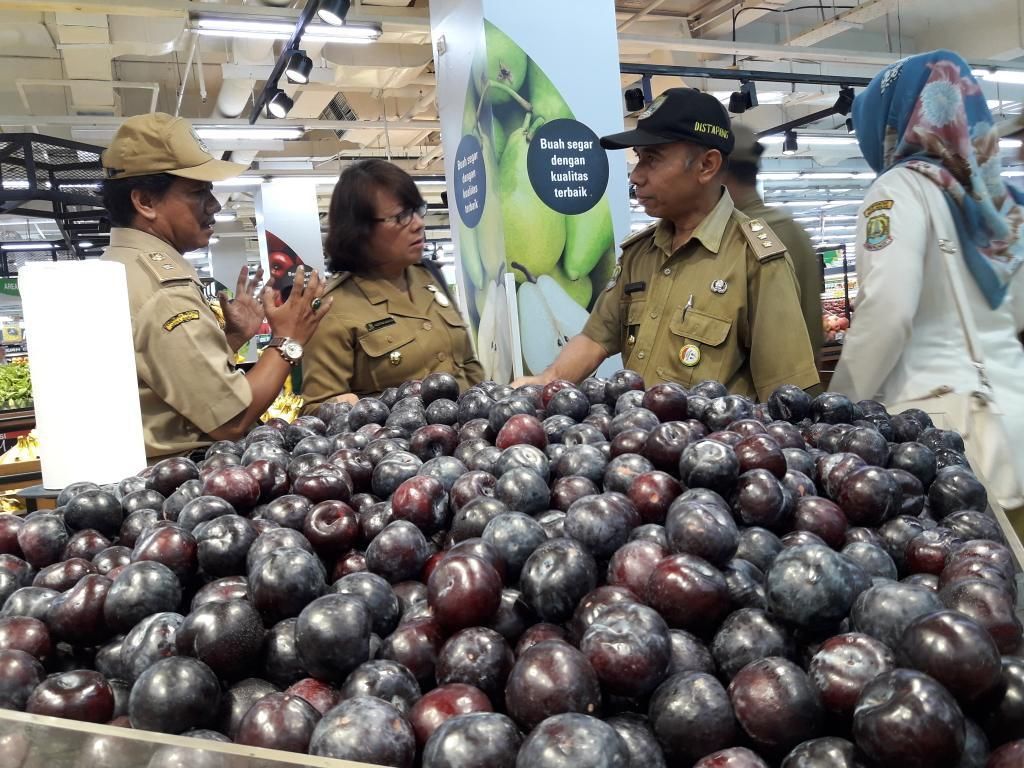 Petugas Temukan Sayuran dan Buah Busuk Masih Dijual di Swalayan Bekasi Petugas Temukan Sayuran dan Buah Busuk Masih Dijual di Swalayan Bekasi