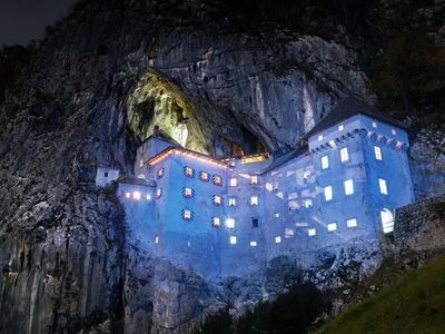 Foto: Kastil ini Letaknya di Mulut Gua!