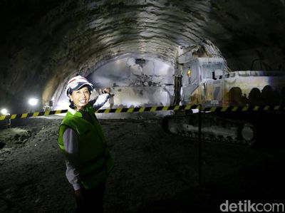 Tinjau Terowongan Kereta Cepat, Menteri Rini Semringah Banget