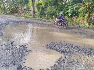 Kapolsek Ini Jadi Guru Sukarela, Tembus Jalan Terjal dan Berliku