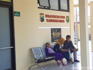 Istri dan Anak Korban Mayat Terbakar Tes DNA di RS Bhayangkara Istri dan Anak Korban Mayat Terbakar Tes DNA di RS Bhayangkara