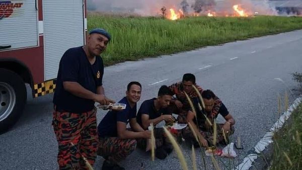 Saat Petugas Pemadam Kebakaran Buka Puasa di Pinggir Jalan