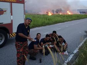 Saat Petugas Pemadam Kebakaran Buka Puasa di Pinggir Jalan