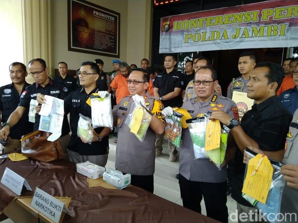 Polda Jambi Tangkap PNS yang Terlibat Edarkan Narkoba Jaringan Internasional Polda Jambi Tangkap PNS yang Terlibat Edarkan Narkoba Jaringan Internasional