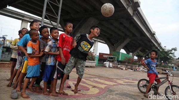 Mengolah Bola, Menunggu Waktu Berbuka