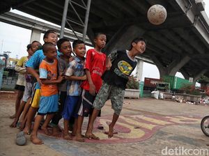 Mengolah Bola, Menunggu Waktu Berbuka Mengolah Bola, Menunggu Waktu Berbuka