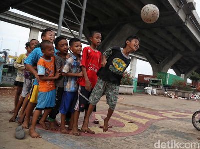 Mengolah Bola, Menunggu Waktu Berbuka
