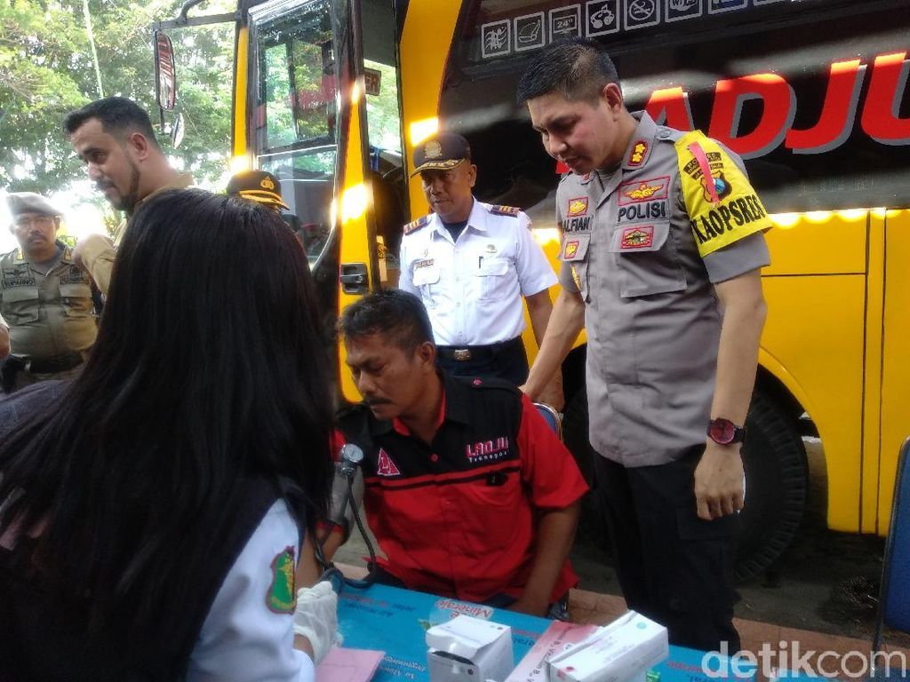 Jelang Mudik. Sopir Bus di Probolinggo Cek Kesehatan Jelang Mudik. Sopir Bus di Probolinggo Cek Kesehatan