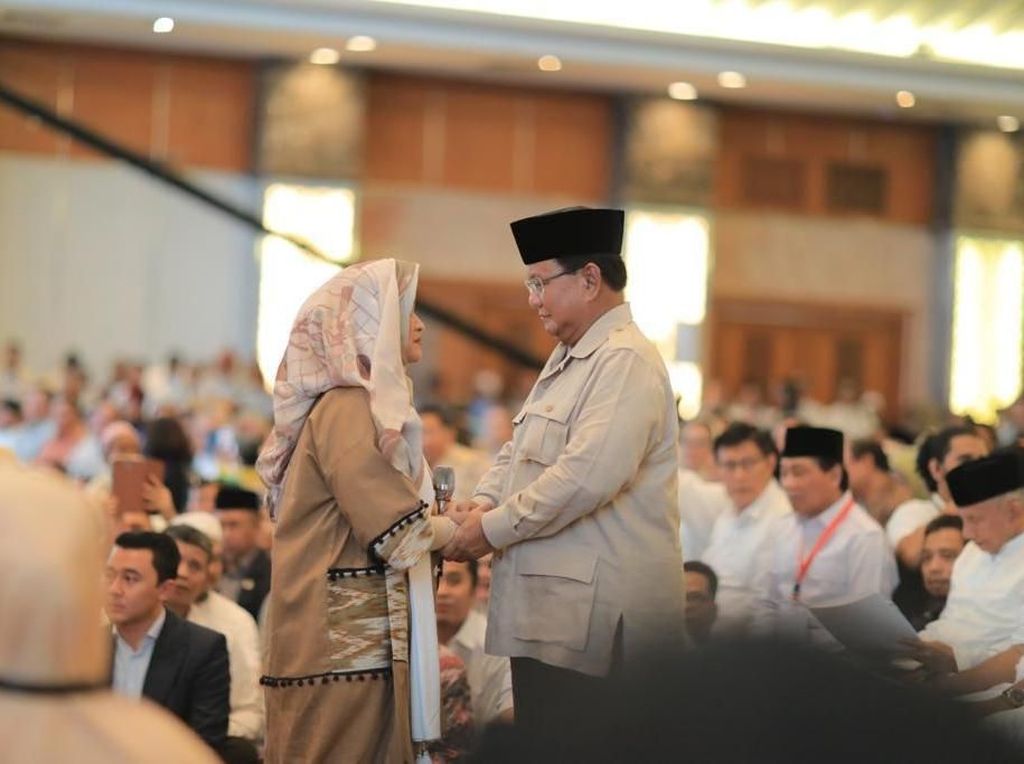 Saat Prabowo-Neno Warisman Berpegangan Tangan Saat Prabowo-Neno Warisman Berpegangan Tangan