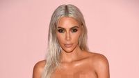 6 Selebriti Ini Pakai Foundation Badan, Kim Kardashian Sampai Chrissy Teigen