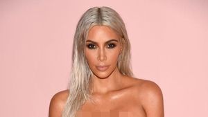 6 Selebriti Ini Pakai Foundation Badan, Kim Kardashian Sampai Chrissy Teigen