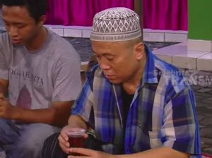 Pakai Peci dan Kemeja Biasa, Ki Joko Bodo Pilih Buka Puasa di Masjid Pakai Peci dan Kemeja Biasa, Ki Joko Bodo Pilih Buka Puasa di Masjid