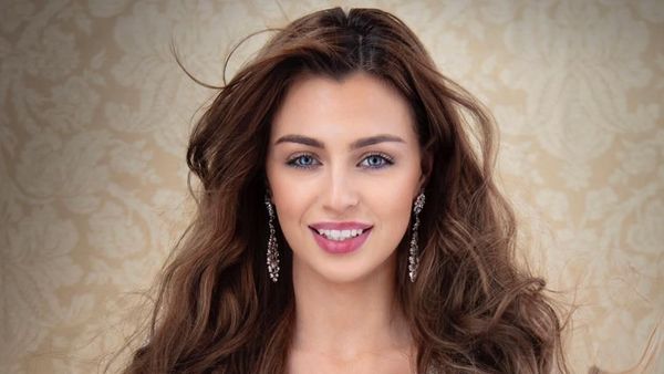 Si Cantik Alisha, Ratu Kecantikan Inspiratif yang Pakai Alat Bantu Dengar