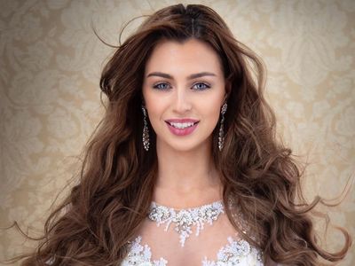 Si Cantik Alisha, Ratu Kecantikan Inspiratif yang Pakai Alat Bantu Dengar