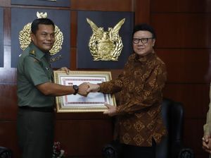 Mendagri Beri Penghargaaan ke Anggota TNI yang Gugur Kawal Pemilu 2019