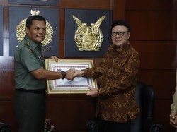 Mendagri Beri Penghargaaan ke Anggota TNI yang Gugur Kawal Pemilu 2019