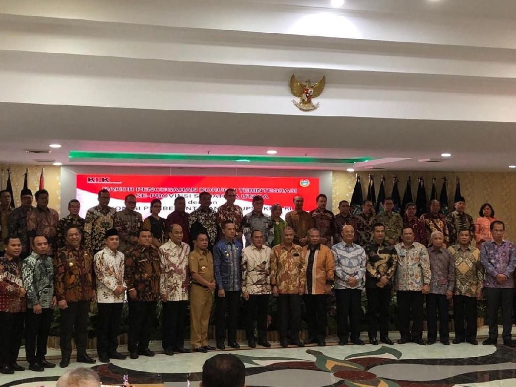 Dipimpin Edy Rahmayadi, 9 Kepala Daerah Sumut Teken Komitmen dengan KPK Dipimpin Edy Rahmayadi, 9 Kepala Daerah Sumut Teken Komitmen dengan KPK