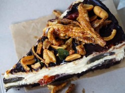 Kreasi Unik! Cheesecake dengan Isian Telur Pitan dan Taburan Ikan Bilis