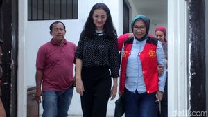 Senyum Atiqah Hasiholan Warnai Sidang Ratna Sarumpaet