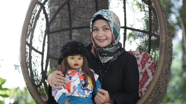 Potret Ria Enes yang Masih Setia dengan Boneka Susan
