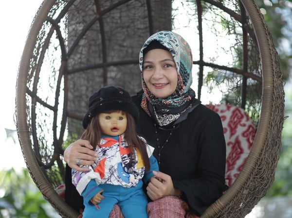 Potret Ria Enes yang Masih Setia dengan Boneka Susan