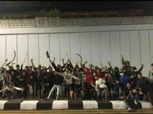 Polisi Cek Foto Viral Gangster Pose Acungkan Celurit di Underpass