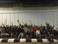 Polisi Cek Foto Viral Gangster Pose Acungkan Celurit di Underpass