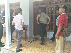 Densus 88 Amankan Sajam dan Dokumen dari Rumah Terduga Teroris di Nganjuk