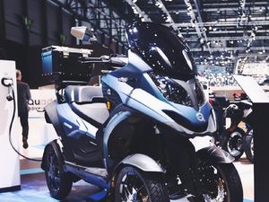 Motor Roda Empat Pertama Bertenaga Listrik