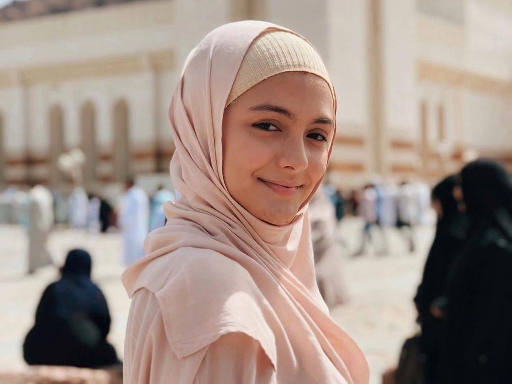 Jalani Ibadah Umrah, Amanda Rawles Bikin Pangling saat Berhijab Jalani Ibadah Umrah, Amanda Rawles Bikin Pangling saat Berhijab