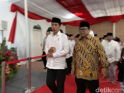 Jokowi Buka Puasa Bersama di Rumah OSO
