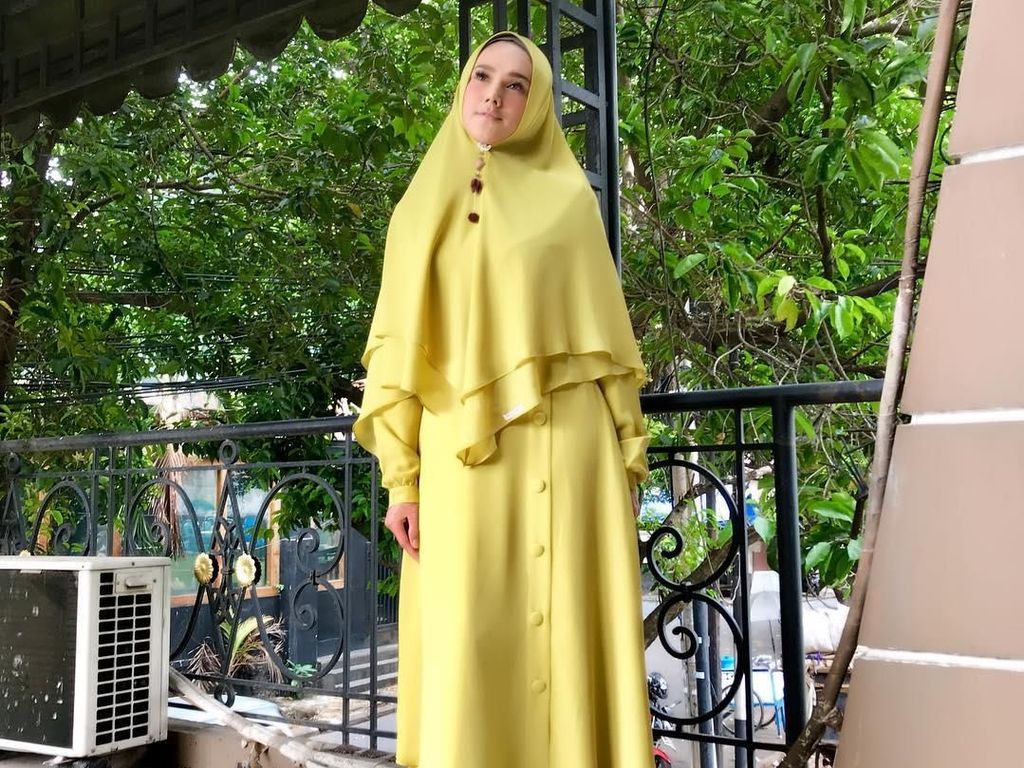 Mencontek Gaya Syari Mulan Jameela, Gamis hingga Bros di Bawah Rp 200 Ribu Mencontek Gaya Syari Mulan Jameela, Gamis hingga Bros di Bawah Rp 200 Ribu