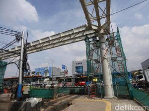Jembatan Penyambung LRT-TJ di Rawamangun Sudah 98%