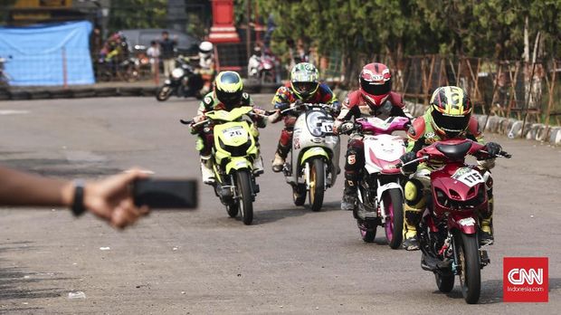 IMI mengizinkan pebalap cilik untuk berkompetisi dengan batasan usia minimal 10 tahun.