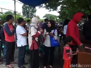 Warga Kendari Antre Tukar Uang untuk Lebaran